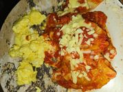 Una foto de chilaquiles chile guajillo