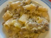 Una foto di pasta e patate