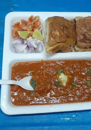 સ્ટ્રીટ સ્ટાઈલ પાવભાજી (Street Style Pavbhaji Recipe In Gujarati) રેસીપી મુખ્ય ફોટો