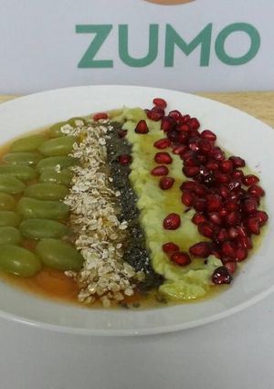 صورة لوصفة عشاءصحي الأفوكادو و بابايا والحبوب والفواكه
