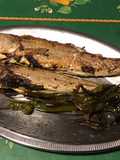 Merlans de ligne farcis à l'oseille et piments verts grillés