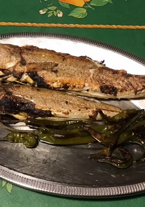 Une photo de Merlans de ligne farcis à l'oseille et piments verts grillés