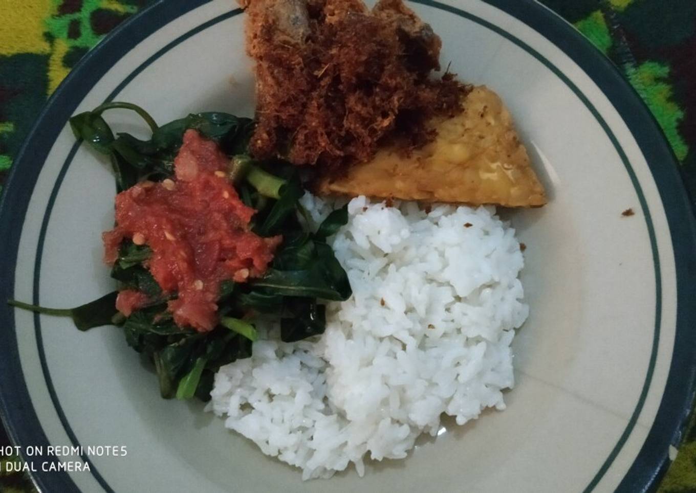 Ayam goreng lengkuas dan plecing kangkung