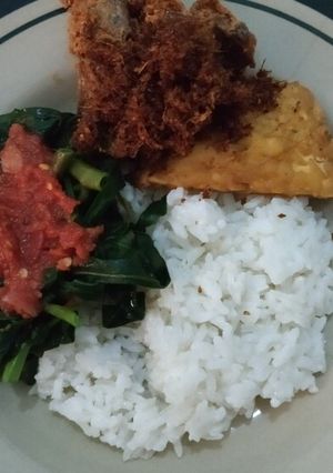 Foto resep Ayam goreng lengkuas dan plecing kangkung