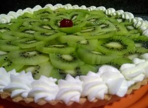 Una foto de Tarta de kiwi rellena de crema de leche estabilizada