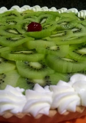 Una foto de Tarta de kiwi rellena de crema de leche estabilizada