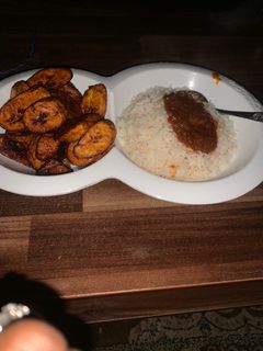 Shinkafa da miya da plaintain ainihin hoton girkin