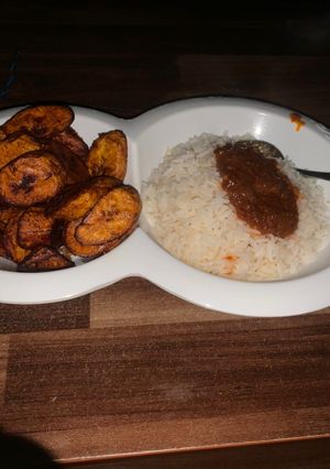 Shinkafa da miya da plaintain ainihin hoton girkin
