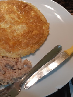 Una foto de Tortilla redondita con atún y ajo