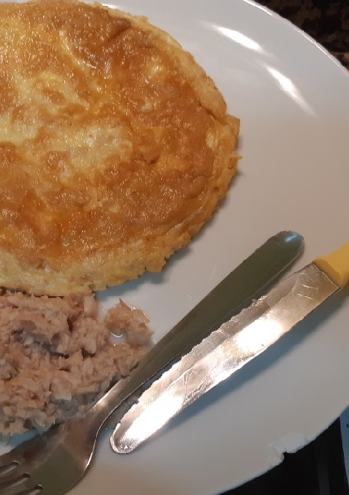 Una foto de Tortilla redondita con atún y ajo