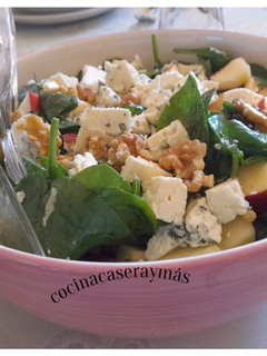 Una foto de Ensalada de espinacas y manzana roja