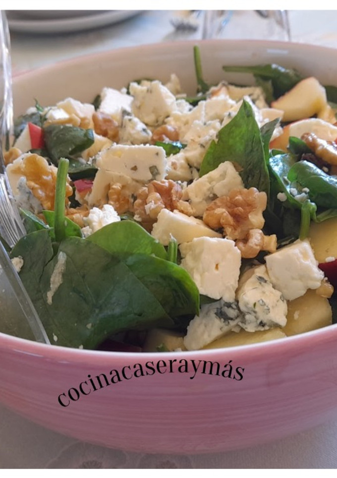 Una foto de Ensalada de espinacas y manzana roja