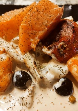 Una foto de Ensaladilla de salmón ahumado, gambones y piquillo a la plancha y mayonesa de yakiniku