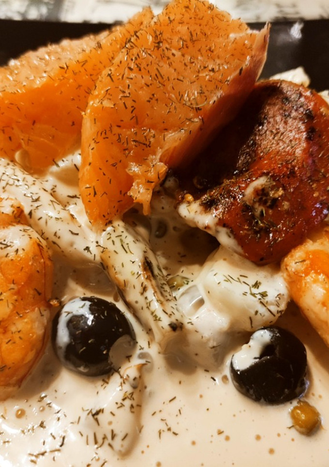 Una foto de Ensaladilla de salmón ahumado, gambones y piquillo a la plancha y mayonesa de yakiniku
