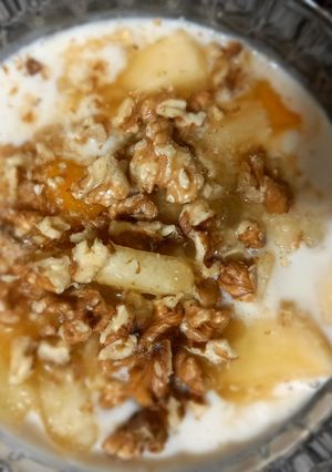Una foto de Yogurt con Macedonia de Frutas y Nueces