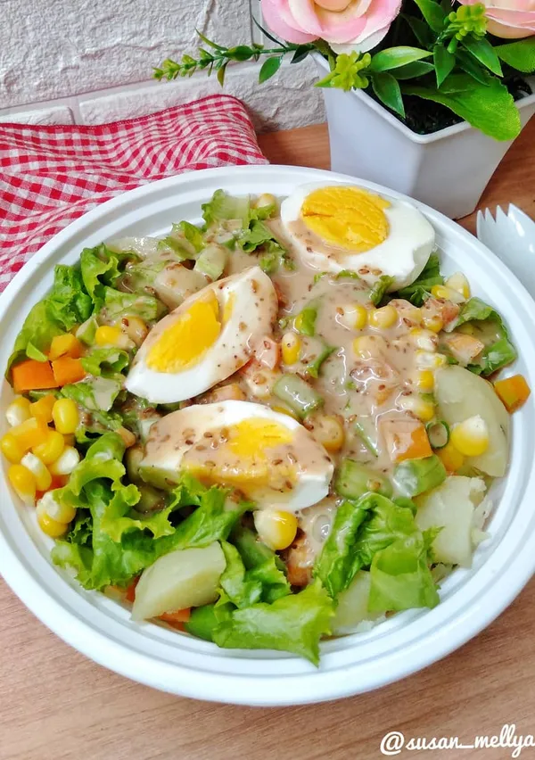 Salad Sayur Untuk Diet dengan Telur, Jagung, dan Kentang Salad Sayur Untuk Diet dengan Telur, Jagung, dan Kentang