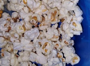 Una foto de Pochoclos (palomitas) en micro con caramelo super rico