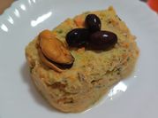 Una foto de mayonesa de mejillones en escabeche