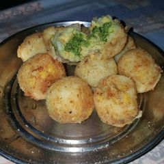 A picture of Chicken Chutney Bomb.