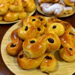 Una foto de Lussekatt/Bollos de Azafrán para Santa Lucía