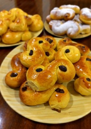 Una foto de Lussekatt/Bollos de Azafrán para Santa Lucía
