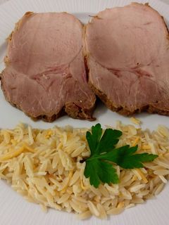 Una foto de Roti de cerdo mechado al Pedro Ximénez y pasta Kritharaki con queso