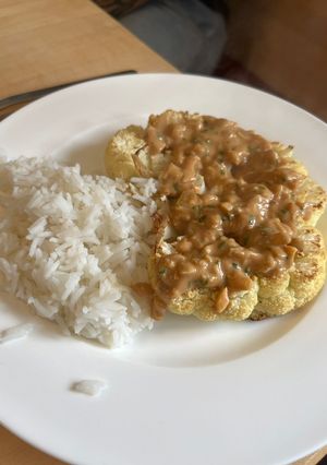 Una foto de Coliflor al horno con salsa de maní