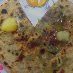 A picture of Methi Aloo Paratha.