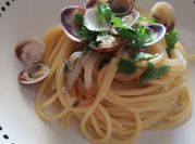 Una foto di spaghetti a vongole