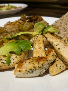 Una foto de Salteado de verduras con tofu, acompañado con tiras de pollo