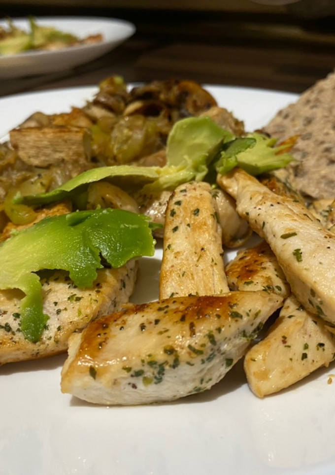 Una foto de Salteado de verduras con tofu, acompañado con tiras de pollo