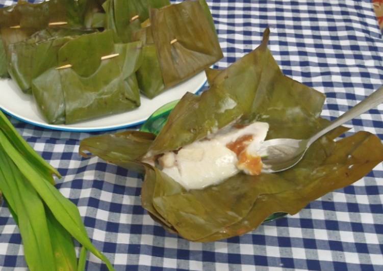 Cara Gampang Menyiapkan Bongko pisang kue keranjang, Bisa Manjain Lidah