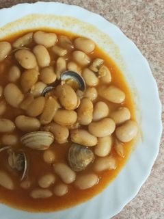 Una foto de Judiones con almejas y calamares