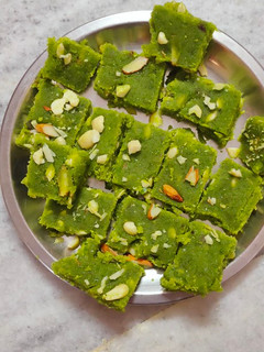 मटर की बर्फ़ी (Matar ki barfi recipe in hindi) रेसिपी मुख्य फोटो