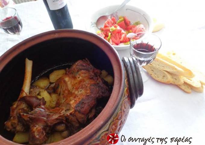 κύρια φωτογραφία συνταγής Μπουτάκι αρνίσιο με πατάτες στη γάστρα