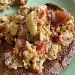 A picture of Cheesy Tomato Scrambled Eggs.