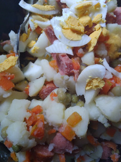 Una foto de Ensalada Primavera con arroz y panchos (salchichas)
