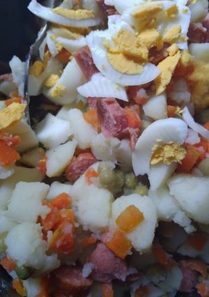 Una foto de Ensalada Primavera con arroz y panchos (salchichas)