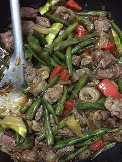 Hình của món Bò xào ngủ sắc 🥩🥦🍅🥗.