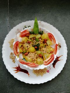 સોયા પોટેટો ચાટ(soya potatoes chat Recipe In Gujarati) રેસીપી મુખ્ય ફોટો
