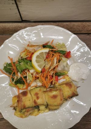 Cukkinitekercs sajttal és sonkás felvágottal recept fotója