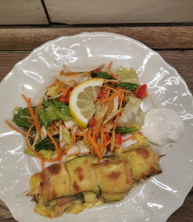 Cukkinitekercs sajttal és sonkás felvágottal recept fotója