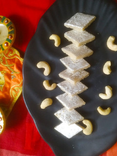 કાજુ કતરી (Kaju Katli Recipe In Gujarati) રેસીપી મુખ્ય ફોટો