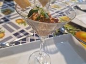 Una foto de cocteles de mariscos
