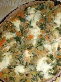 Una foto de Tarta de verduras y atún con masa de harina integral!!!