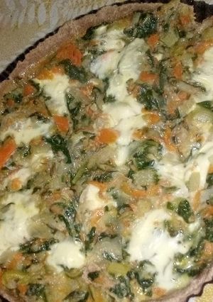 Una foto de Tarta de verduras y atún con masa de harina integral!!!