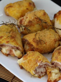Foto de Bifes de frango enrolados em queijo e fiambre
