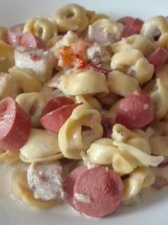 Una foto de Tortellinis con salchichas y atún a la crema