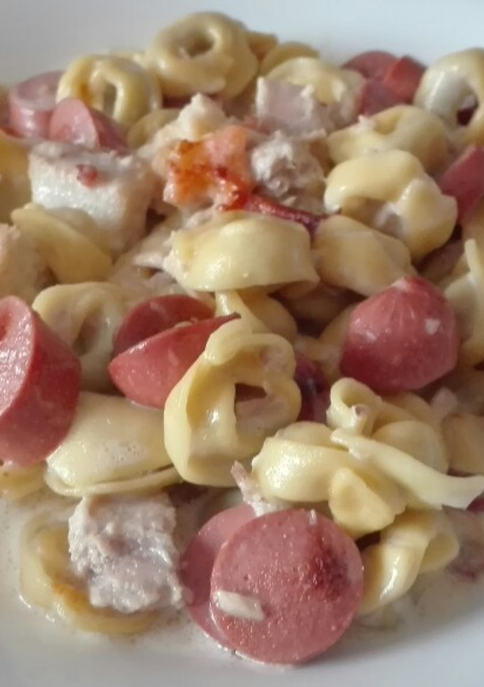 Una foto de Tortellinis con salchichas y atún a la crema