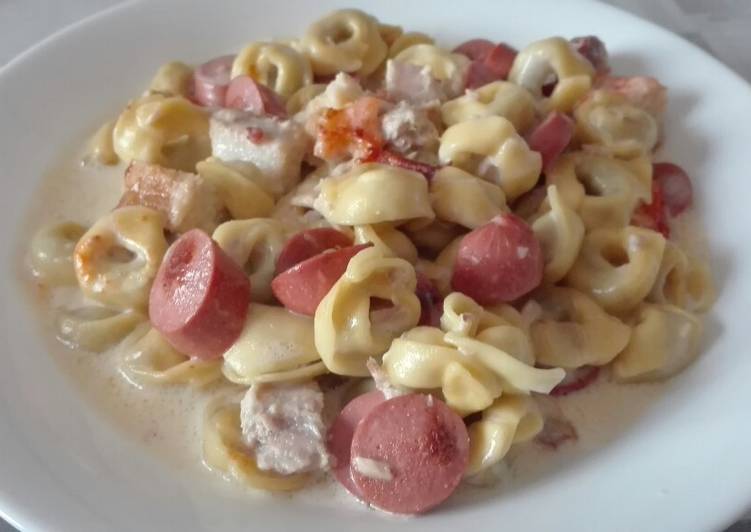 Tortellinis con salchichas y atún a la crema